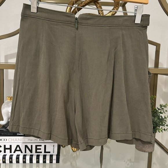 Pleaded Olive shorts - Picture 6 of 11